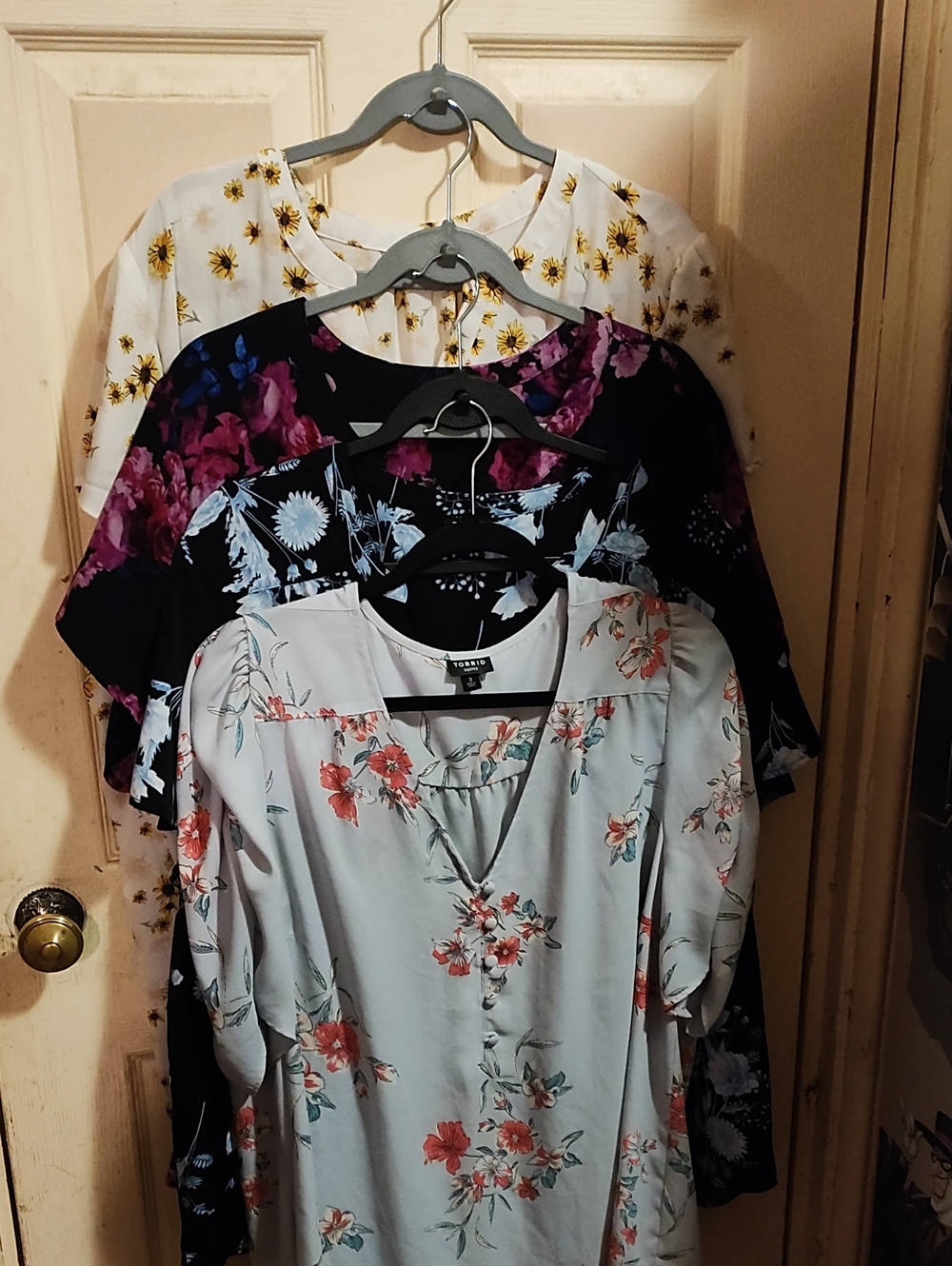 Maurices/Torrid Floral V-Neck Short Sleeve Women's Top.  Set Of 4.